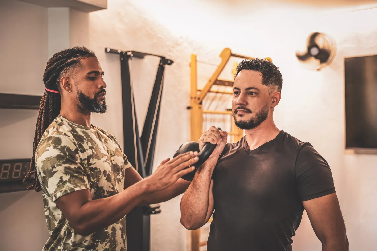 Séance de coaching kettlebell encadrée par le coach Strong Spine
