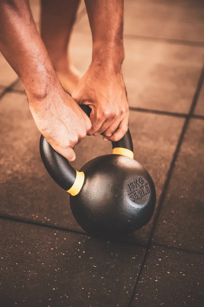 Prise de kettlebell en gros plan pendant une séance Strong Spine