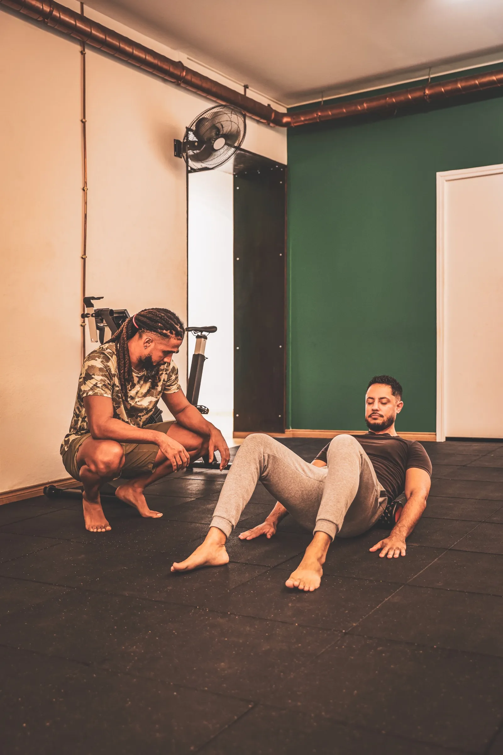Travail de gainage au sol sous l'œil du coach Strong Spine
