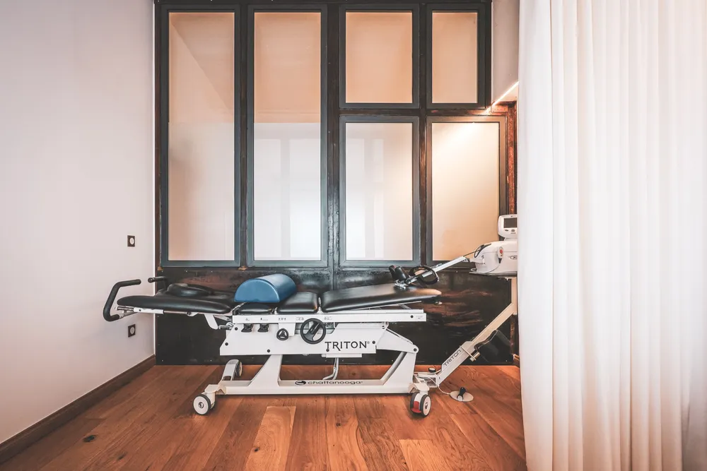 Table de décompression neurovertébrale Triton dans la salle du cabinet KIROVIBE Saint-Denis