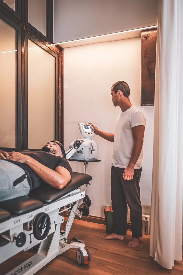 Séance de décompression neurovertébrale au cabinet de Saint-Denis