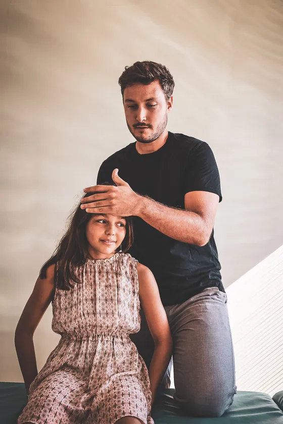 Praticien KIROVIBE en soin doux avec une enfant