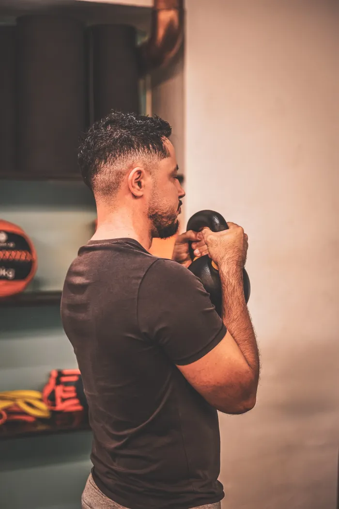 Le coach Strong Spine en position de travail au kettlebell