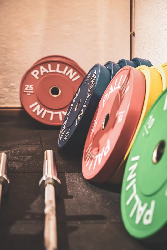 Disques de compétition sur le plateau training du cabinet